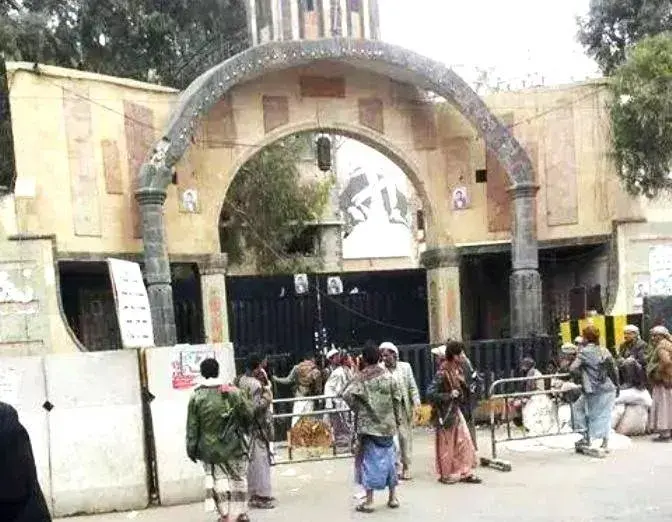 حصار حوثي لمنزل الشيخ الأحمر في صنعاء