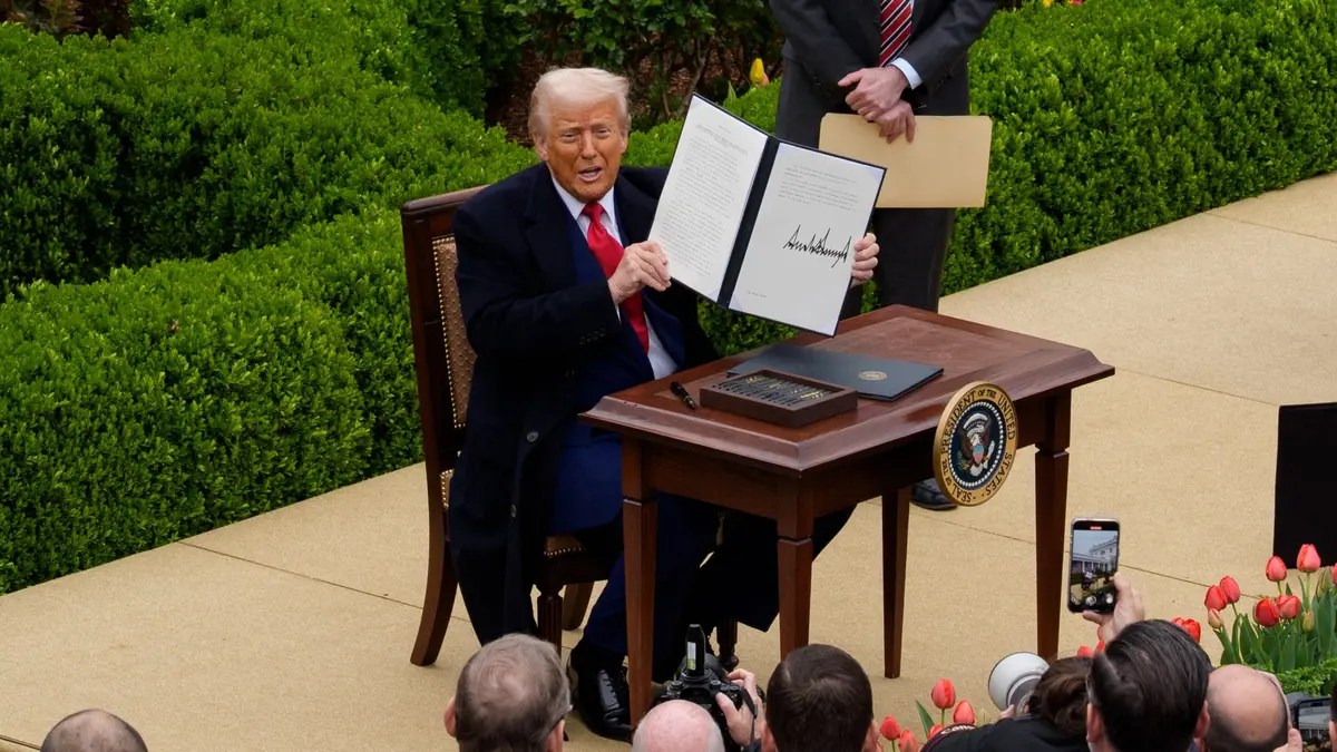 بعد ساعات من "صدمة" المحكمة العليا.. ترامب يوقع أمراً بفرض رسوم "على جميع الدول"