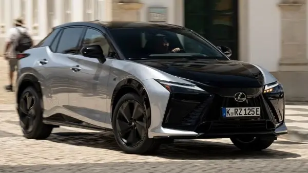 لكزس تقدم سيارتها RZ الكهربائية بقوة تصل لـ 408 حصانًا