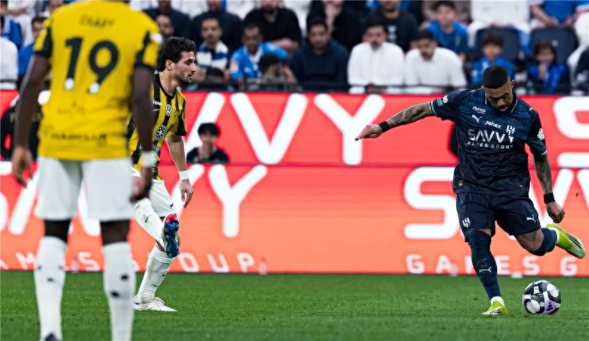 بـ10 لاعبين.. الاتحاد يفرض التعادل على الهلال ويزيحه من صدارة الدوري السعودي