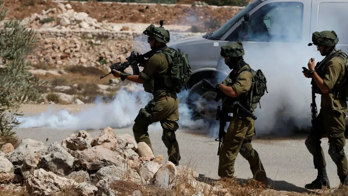 الهلال الأحمر: إصابتان برصاص الاحتلال خلال مواجهات في بلدة بيت فوريك شرق نابلس