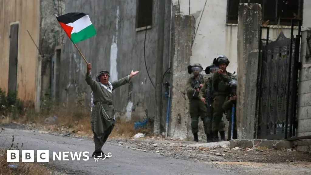 السلطة الفلسطينية في "وضع حرج" مع تزايد إحكام إسرائيل سيطرتها على الضفة الغربية - BBC News عربي