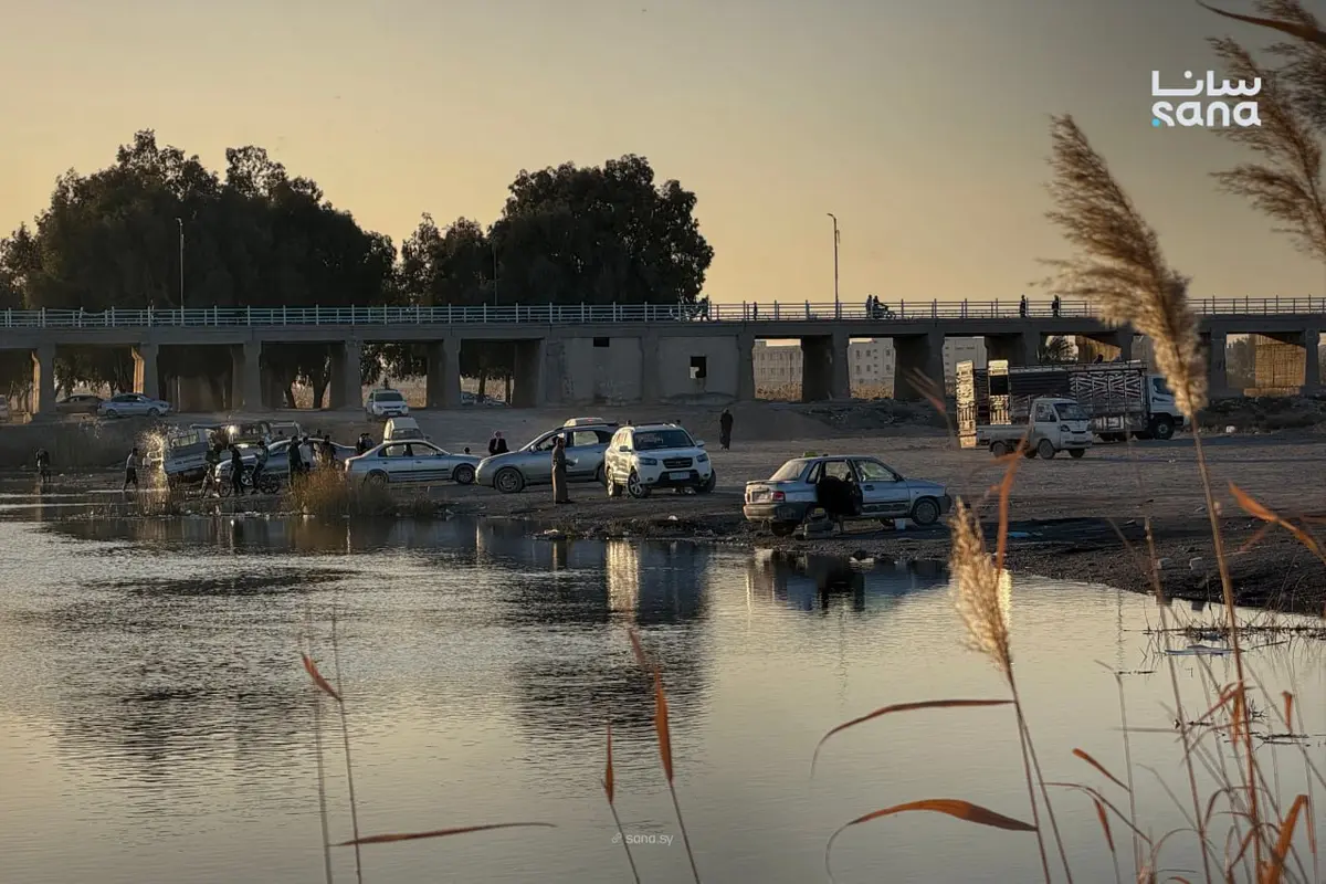 قُبيل أذان المغرب في شهر رمضان يتوجه أهالي الرقة إلى ضفاف الفرات بانتظار موعد الإفطار