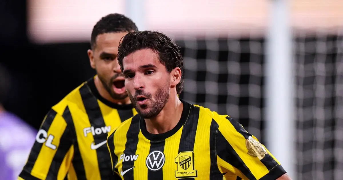 شاهد.. الاتحاد يفرمل الهلال بعشرة لاعبين ويمنح الصدارة للنصر