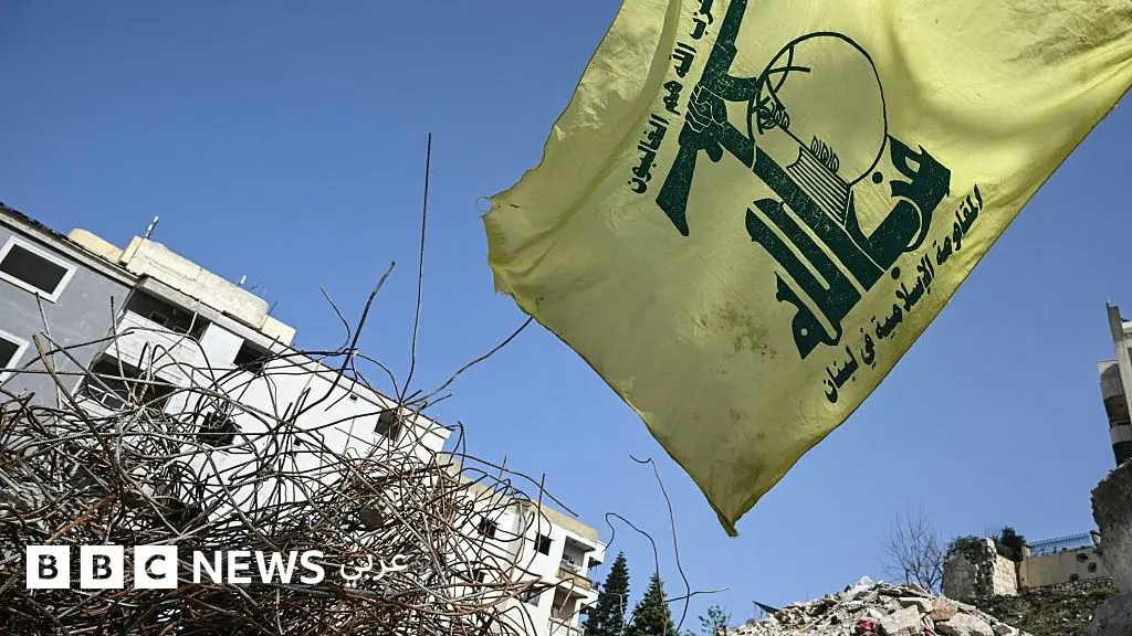 حسين محمد ياغي: مقتل 12 شخصاً بينهم مسؤول بارز في حزب الله بغارات إسرائيلية على شرق وجنوب لبنان - BBC News عربي