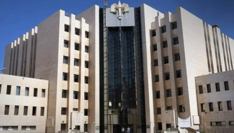 القضاء السوري يُصدر مذكرات توقيف غيابية بحق مسؤولين من النظام البائد بتهمة ارتكاب انتهاكات جسيمة