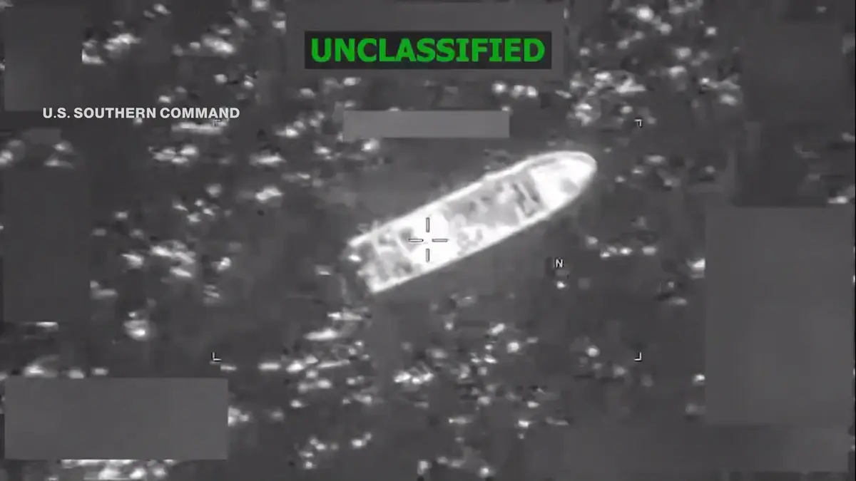 شاهد غارة أمريكية على قارب "مشتبه" بالمحيط الهادئ.. ومقتل 3 أشخاص