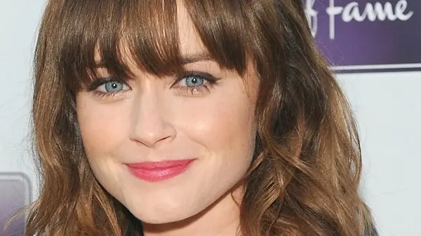 زهرة الخليج - من العيون العسلية إلى الزرقاء.. أفضل درجات أحمر الشفاه لكل لون