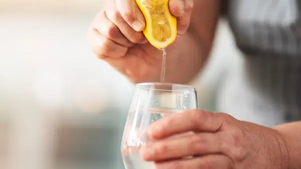 زهرة الخليج - روتين الليل الجديد.. ما تأثير زيت الزيتون والليمون قبل النوم؟