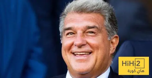 صور .. لابورتا يقوم بتنظيف المدرجات قبل مباراة ليفانتي