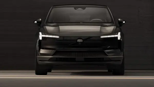 فولفو تقدم إصدار Black Edition من EX30 الكهربائية.. صور