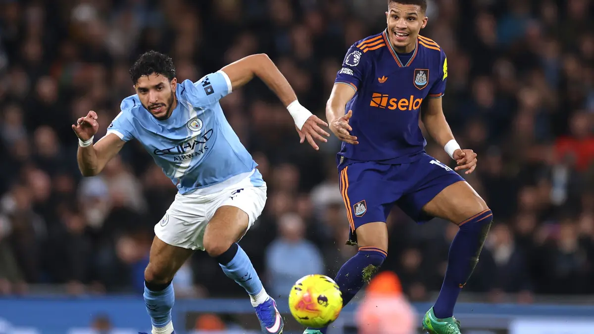 لقطة مرموش وطرد نجم نيوكاسل.. 3 أخطاء لحكم مباراة السيتي ونيوكاسل