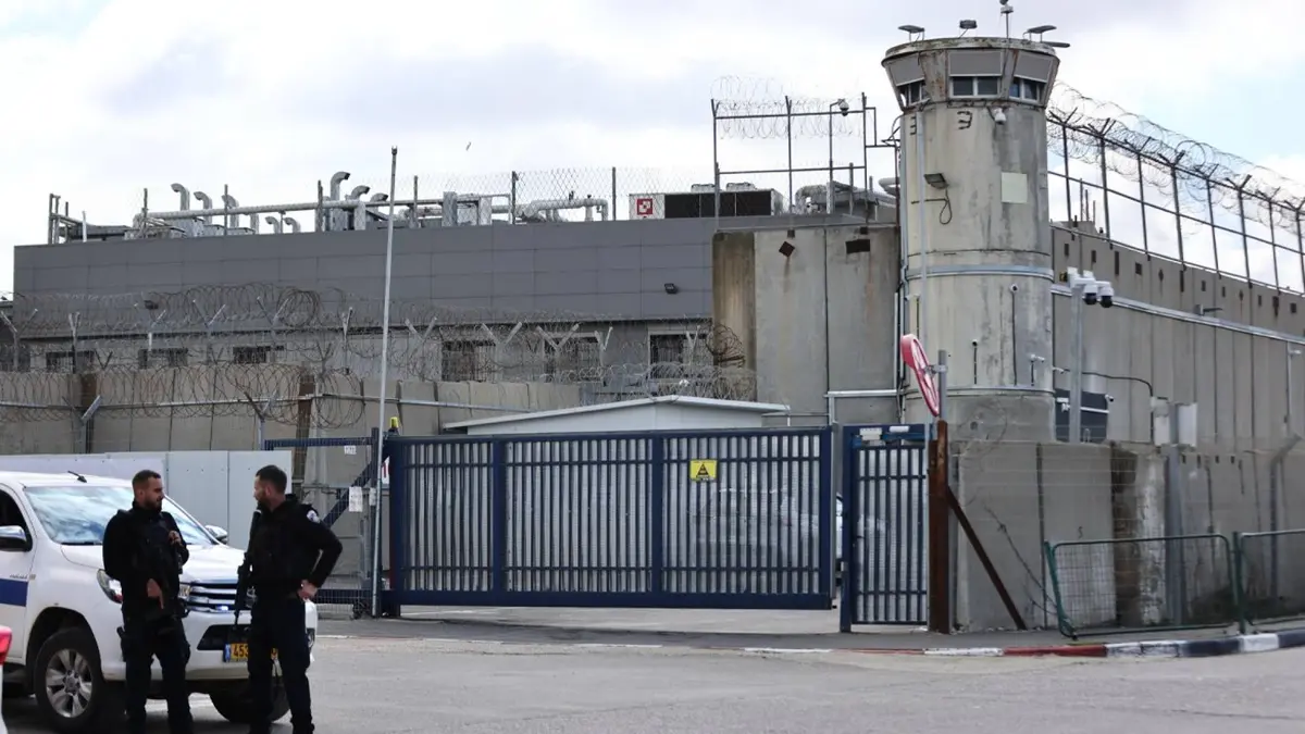 هيئة شؤون الأسرى.. إجراءات عقابية جديدة في سجن "عوفر" مع بداية الشهر الفضيل