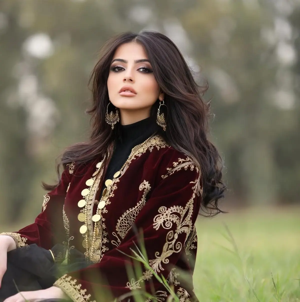 تسريحات شعر لإطلالة يوم التأسيس تجمع بين البساطة الملكية والتفاصيل التراثية