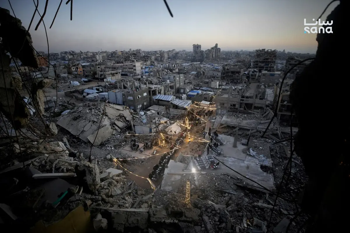 لقطات من مائدة إفطار جماعي لنازحين وأسر فلسطينية في مدينة غزة فوق أنقاض المنازل وبين الركام