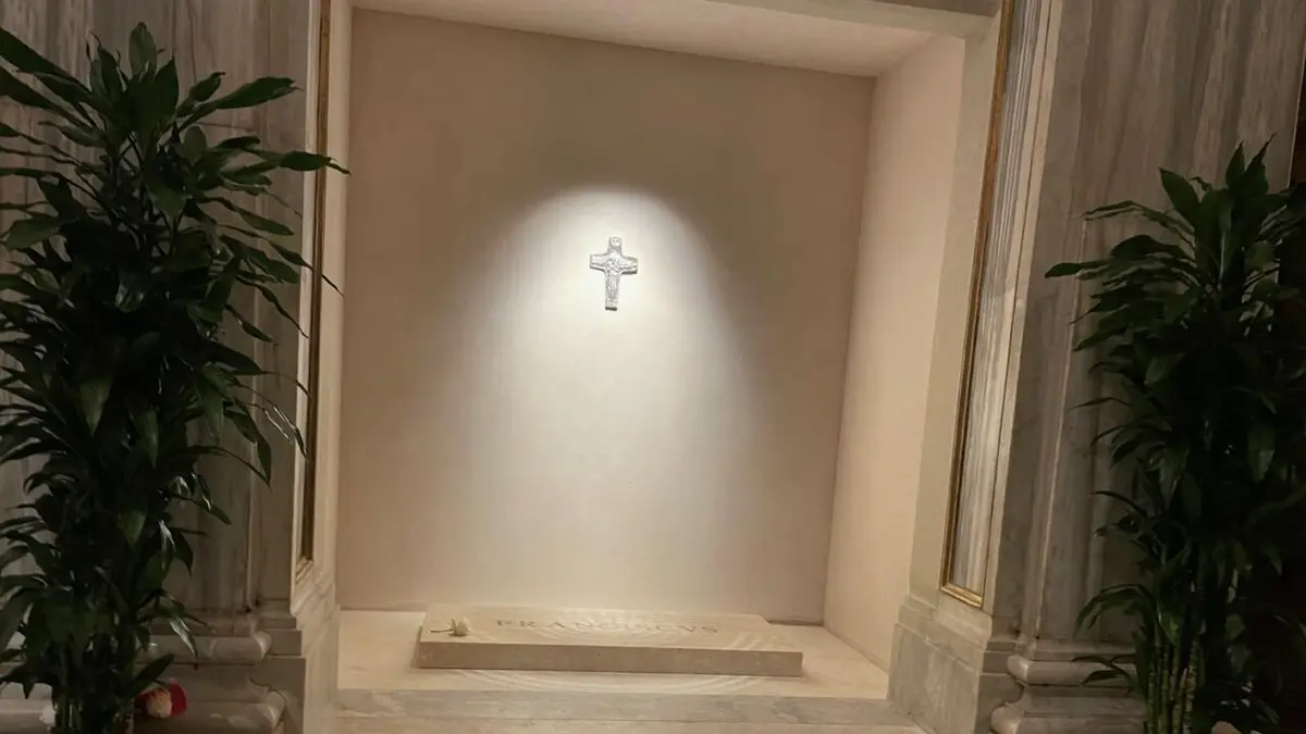 إيطاليا: رفات القديس فرنسيس الأسيزي تعرض للجمهور لأول مرة منذ عقود