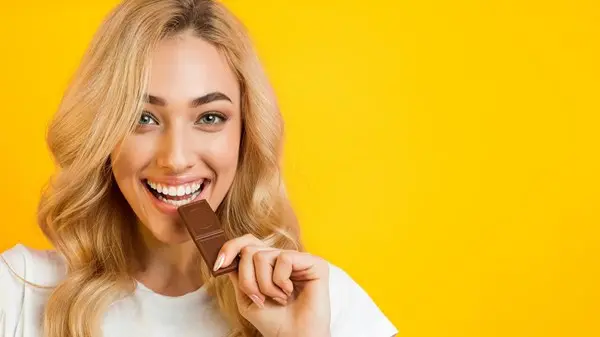 زهرة الخليج - يومياً.. تناولي الشوكولاتة لتزيدي جاذبية ابتسامتكِ!