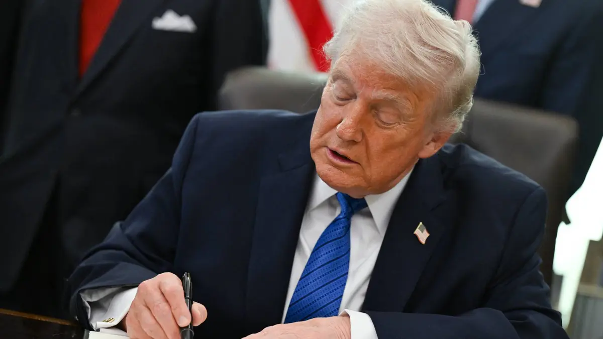 أكسيوس عن مسؤول أمريكي: إدارة ترمب وطهران قد تبحثان التوصل لاتفاق مؤقت قبل الاتفاق النهائي على صفقة نووية