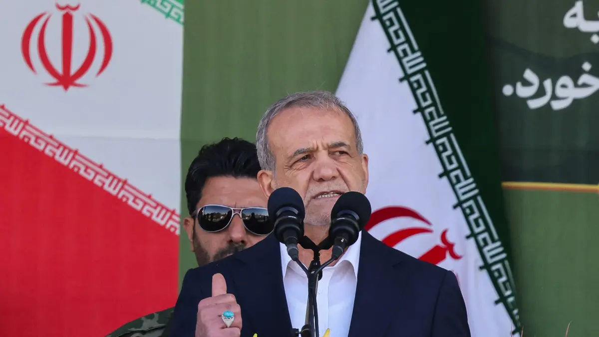 بزشكيان يؤكد استعداد إيران لـ"أي سيناريو" وسط الحشد الأمريكي