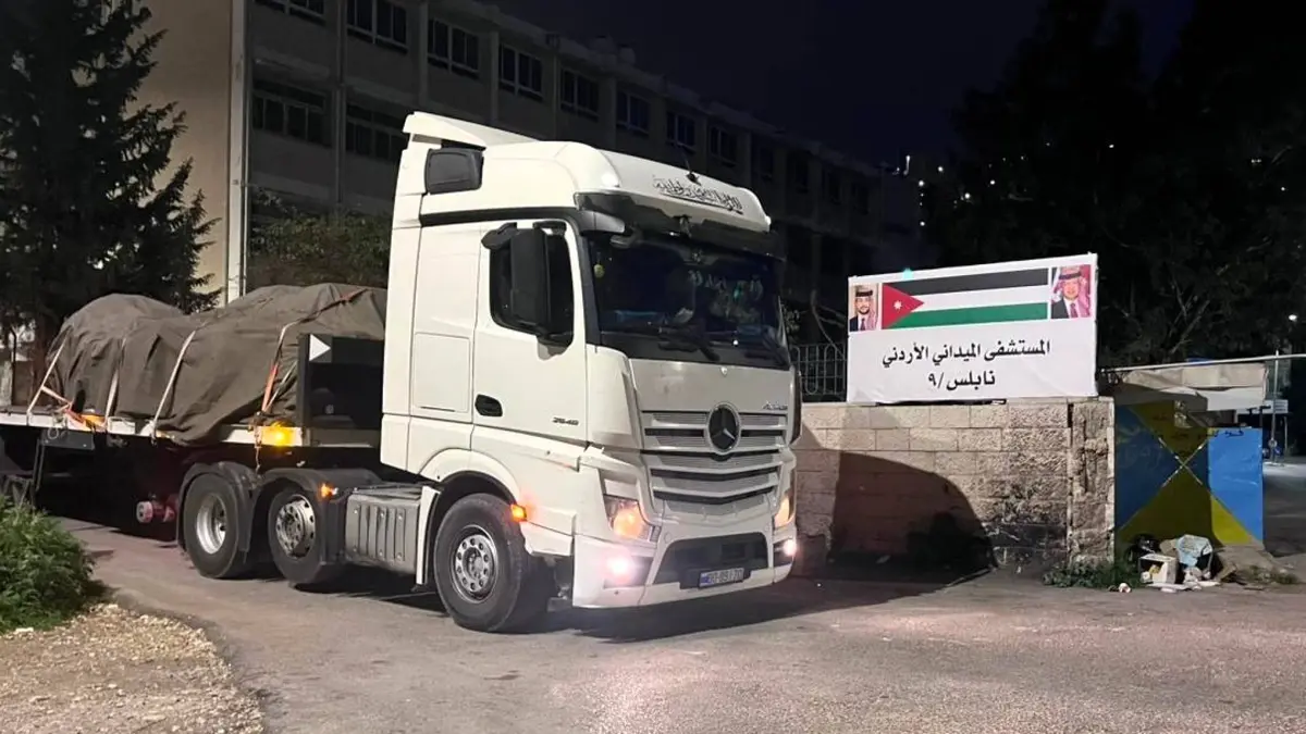 القوات المسلحة الأردنية تسير قافلة مساعدات تضم 6 شاحنات إلى المستشفى الميداني الأردني نابلس/9