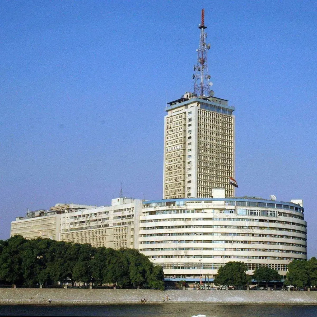 مصريون يتمسكون بـ«الراديو» في رمضان رغم «إغراءات» التلفاز