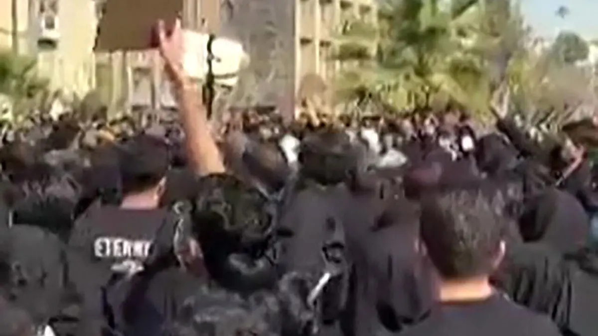 طلاب الجامعة في طهران يهتفون بشعارات مناهضة للنظام... فما هو رد السلطات؟