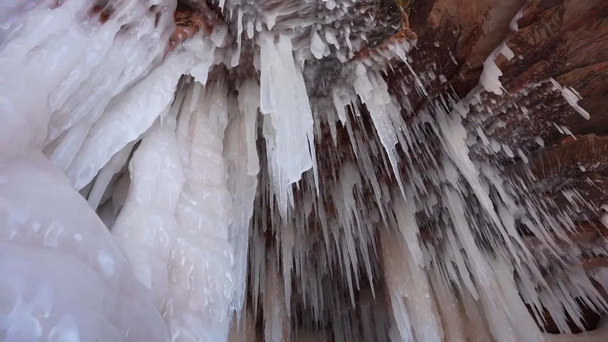 كهوف الجليد على شاطئ مايرز.. ظاهرة شتوية نادرة تخطف الأنفاس