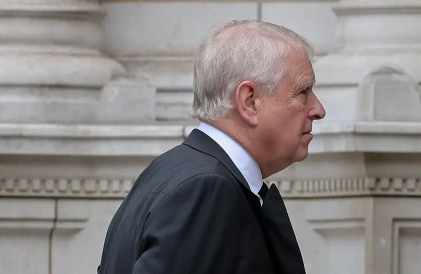 رئيس وزراء بريطاني سابق يكشف عن استخدام الأمير أندرو طائرات سلاح الجو الملكي للقاء إبستين