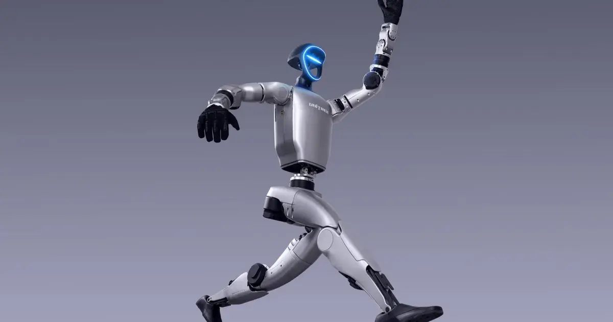 روبوت بشري يفقد توازنه خلال عرض بالصين ويصيب شخصاً في أنفه