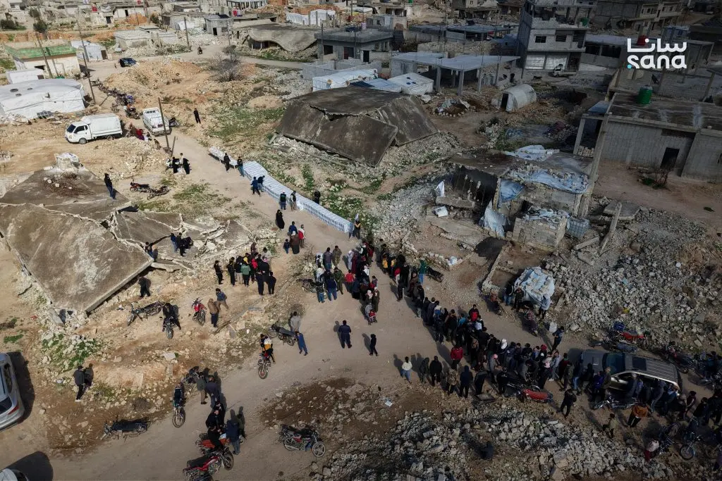 توزيع 400 سلة غذائية على الأسر الأكثر حاجة في قرية البويضة الشرقية بريف حمص