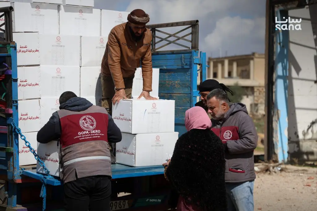 توزيع مساعدات غذائية للأسر الوافدة من السويداء في بلدتي المليحة الشرقية والغربية بريف درعا