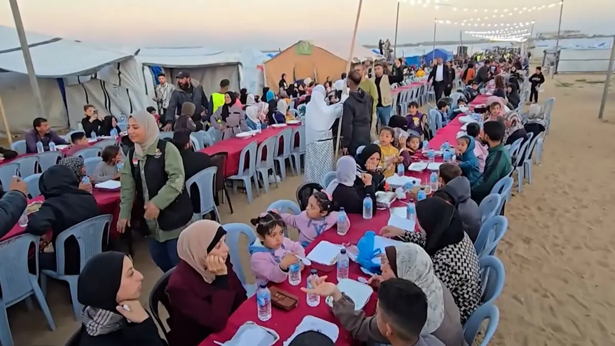 بمساعدة من مصر.. فلسطينيون يجتمعون على مائدة إفطار رمضانية وسط غزة