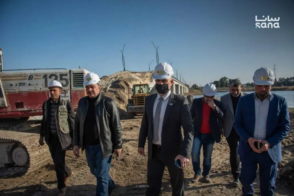 معاون وزير الأشغال العامة والإسكان يتفقد أعمال إعادة تأهيل جسر الرشيد في الرقة