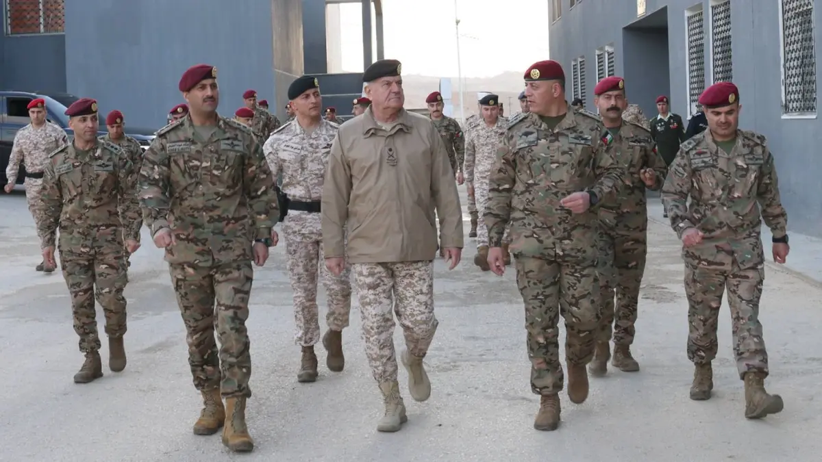 اللواء الركن الحنيطي يزور مدرسة القوات الخاصة و يشارك كتيبة الصاعقة والمظليين وجبة الافطار