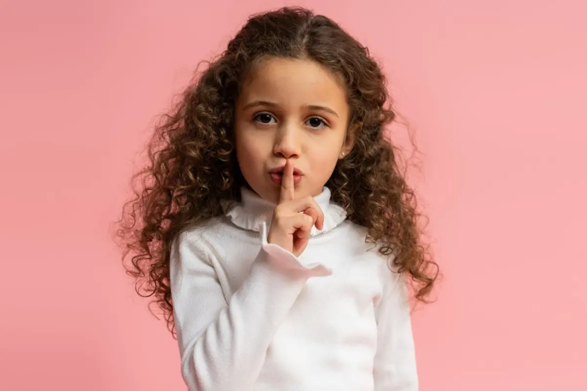 تجربتي مع تعليم طفلي الحفاظ على أسرار البيت