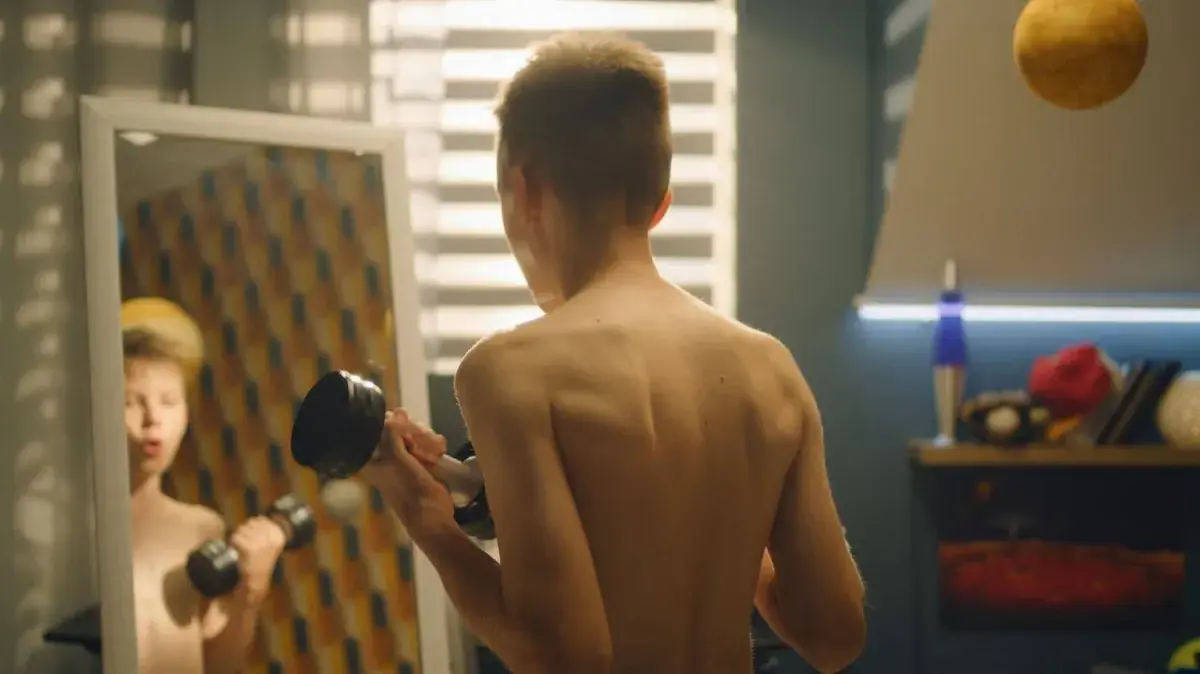 هوس «العضلات المثالية» على الإنترنت يجرُّ الشباب نحو المنشطات