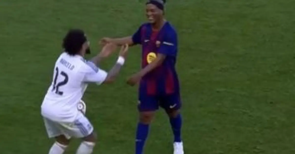 مشادة وعناق.. مارسيلو ورونالدينيو يستعيدان ذكريات الكلاسيكو