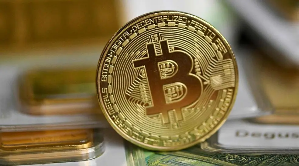البيتكوين تهبط 5% دون مستوى 65 ألف دولار
