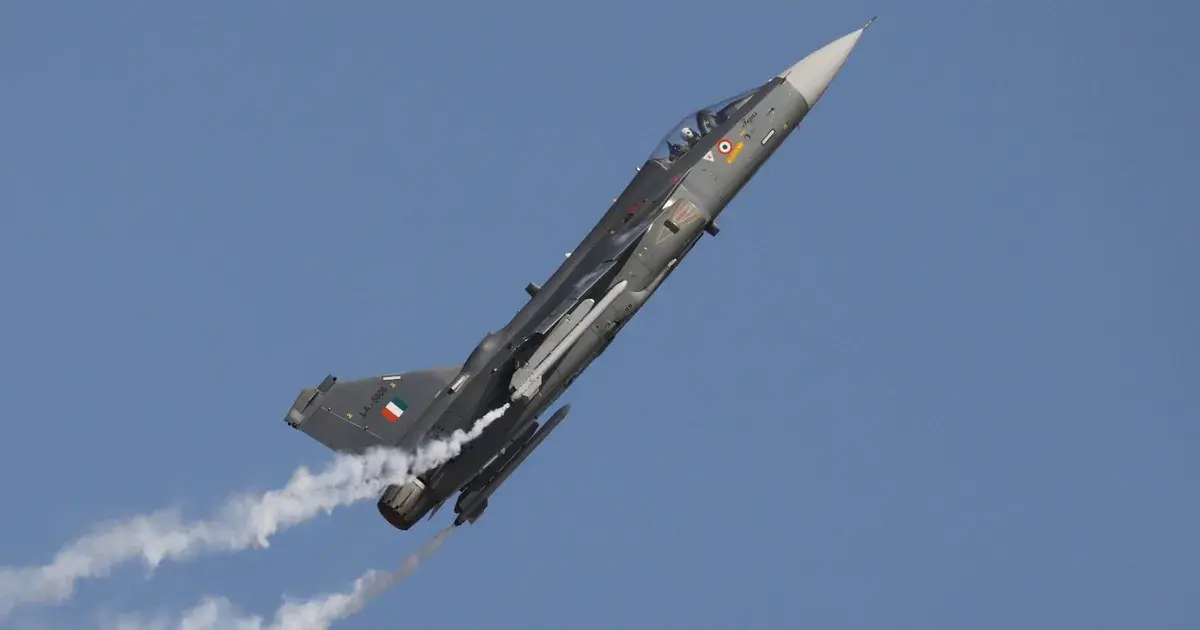 تحطم مقاتلة هندية من طراز "تيجاس" بعد تجاوزها المدرج أثناء الهبوط