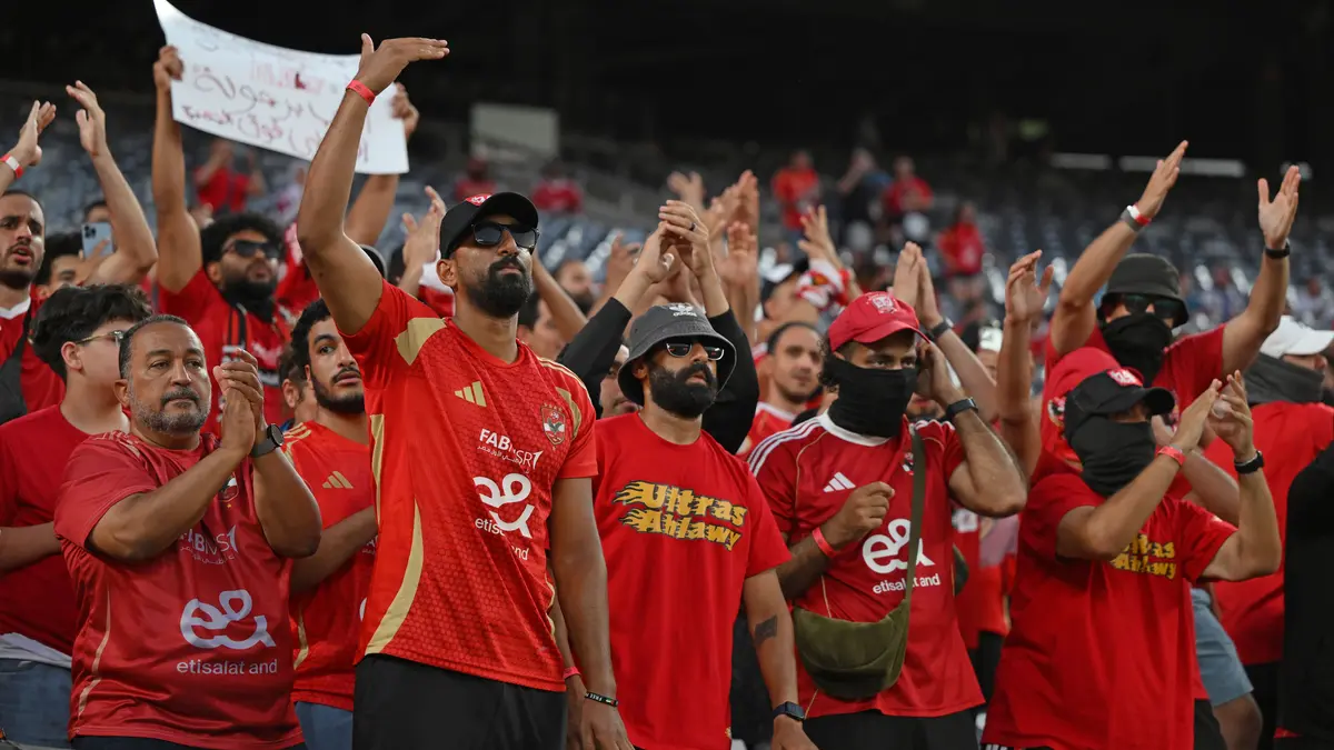 بالفيديو.. الأهلي يخطف الصدارة وسط اعتراضات لاعبي سموحة على الحكم