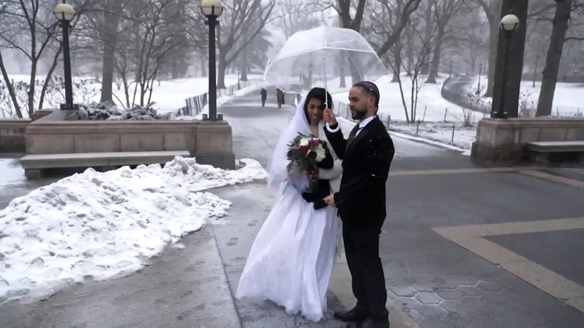 شاهد.. عروس تكمل حفل زفافها وسط هبوب عاصفة ثلجية برياح عاتية