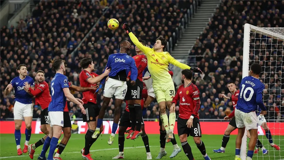 مانشستر يونايتد يتخطى إيفرتون بصعوبة في الدوري الإنجليزي