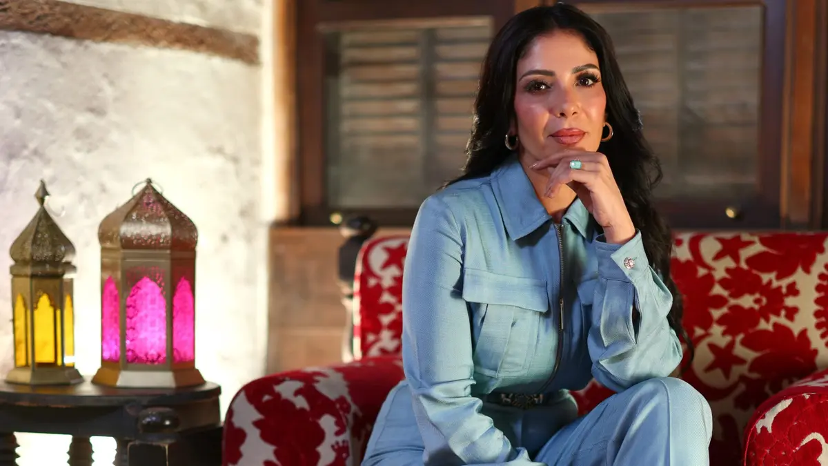 "اللون البني يليق بها"..منسّق أزياء منى زكي يكشف كواليس إطلالاتها