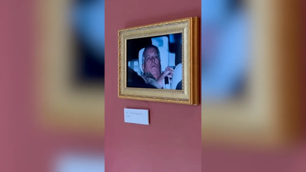 ناشطون يعلقون صورة الأمير السابق أندرو في متحف اللوفر