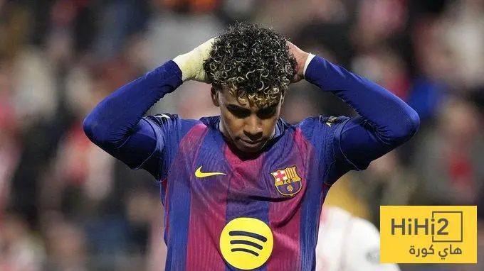 صورة : لامين يامال يتناول الماء بعد التبديل …! هل اكمل الصيام ام اضطر للإفطار …؟!