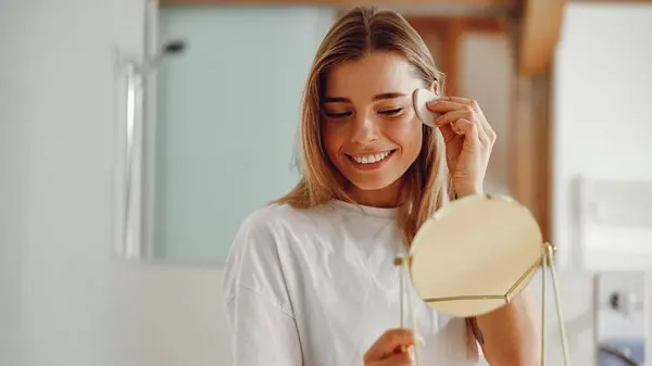 زهرة الخليج - روتين البشرة في رمضان.. هل يجب التوقف مؤقتاً عن العناية المعتادة؟