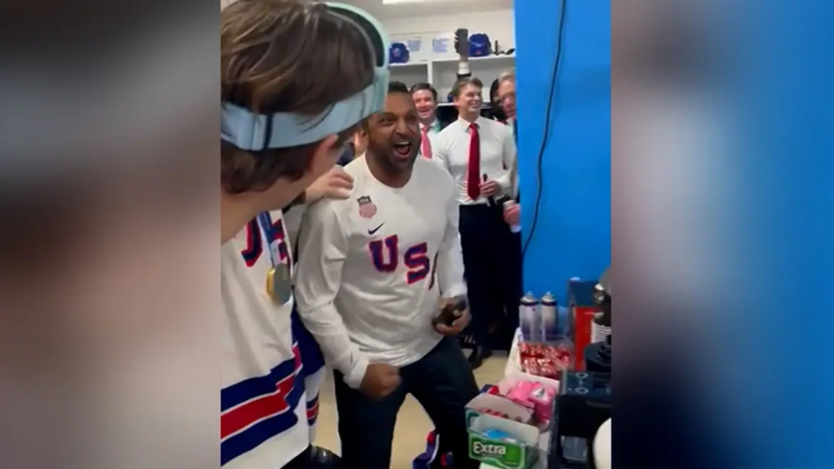 مدير FBI يحتفل مع فريق الهوكي الأمريكي بعد فوزه على كندا