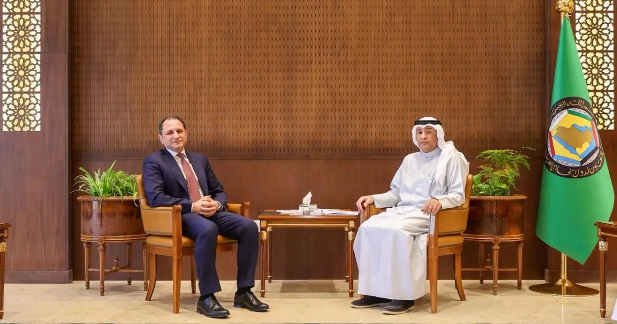 البديوي يبحث مع مسؤول لبناني دعم دول الخليج لبيروت