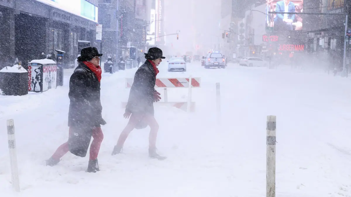 نيويورك: حالة طوارئ وإغلاق المواصلات بالكامل مع اقتراب عاصفة ثلجية كبرى