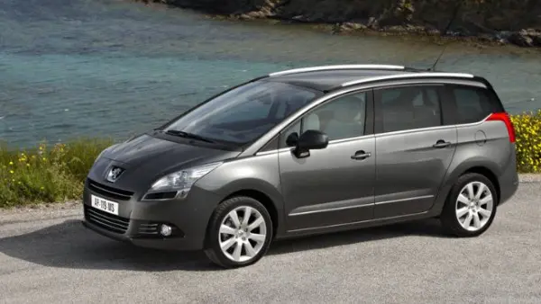 اركب بيجو 5008 سعرها 700 ألف جنيه